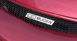 Эмблема (шильдик) решетки радиатора Mugen Renault Megane седан  дорестайлинг (2002-2006)