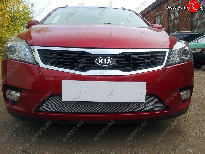 1 539 р. Защитная сетка на бампер Russtal (хром)  KIA Ceed  1 ED (2010-2012) рестайлинг универсал, рестайлинг, хэтчбэк 5 дв.  с доставкой в г. Горно‑Алтайск