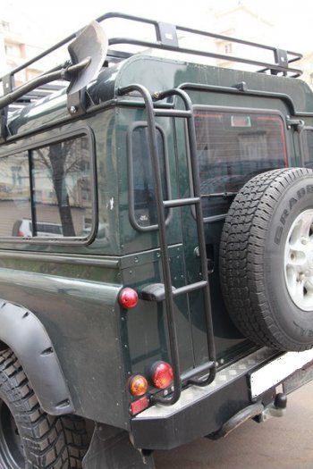 6 499 р. Лестница на крышу РИФ Land Rover Defender 90 1 L316 рестайлинг 3дв. (2007-2016)  с доставкой в г. Горно‑Алтайск. Увеличить фотографию 2