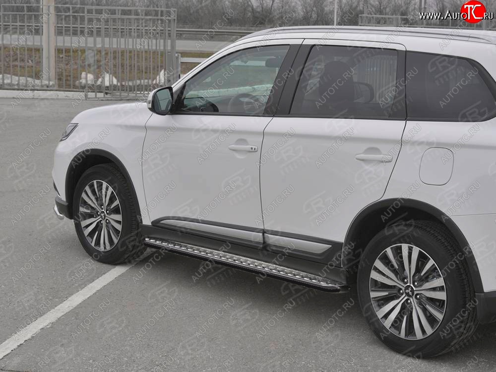 25 849 р. Порожки для ног SLITKOFF (Ø42 мм) Mitsubishi Outlander GF 3-ий рестайлинг (2018-2022) (Лист алюминиевый, труба - сталь окрашенная в черный цвет)  с доставкой в г. Горно‑Алтайск