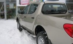 22 749 р. Защита порогов Russtal из трубы d76 мм с пластиковыми вставками для ног Mitsubishi L200 5 KK,KL рестайлинг (2018-2022) (Защита порогов с со скосами на торцах (вариант 1))  с доставкой в г. Горно‑Алтайск. Увеличить фотографию 2