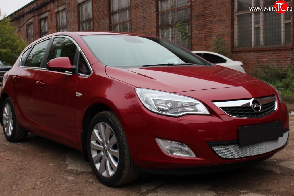 1 539 р. Сетка на бампер Russtal (хром) Opel Astra J хэтчбек 5 дв. дорестайлинг (2009-2012)  с доставкой в г. Горно‑Алтайск