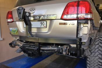 93 329 р. Калитка РИФ с фаркопом в штатный бампер Toyota Land Cruiser 200 2008-2015 под нештатное колесо, с подсветкой номера РИФ rif200-80000  с доставкой в г. Горно‑Алтайск. Увеличить фотографию 3