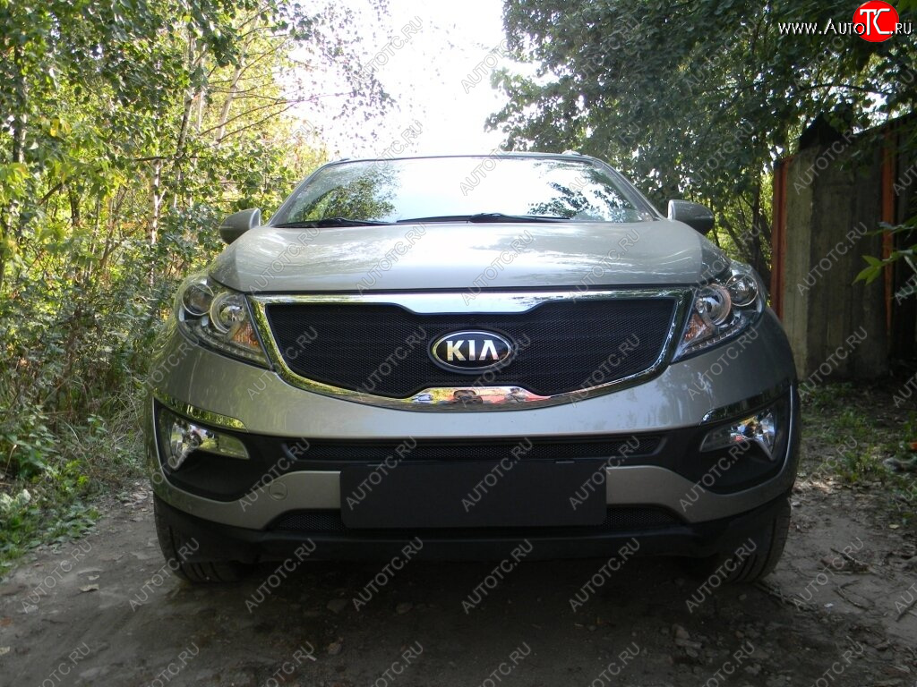 3 399 р. Защитная сетка в бампер (верх, ячейка 3х7 мм) Alfeco Стандарт  KIA Sportage  3 SL (2010-2014) дорестайлинг (Чёрная)  с доставкой в г. Горно‑Алтайск