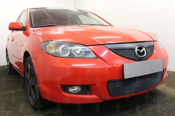 3 779 р. Защитная сетка в бампер (верх, ячейка 3х7 мм) Alfeco Стандарт  Mazda 3/Axela  BK (2006-2009) рестайлинг седан (Чёрная)  с доставкой в г. Горно‑Алтайск. Увеличить фотографию 3