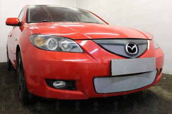 3 199 р. Защитная сетка в бампер (верх, ячейка 3х7 мм) Alfeco Стандарт  Mazda 3/Axela  BK (2006-2009) рестайлинг седан (Хром)  с доставкой в г. Горно‑Алтайск. Увеличить фотографию 2