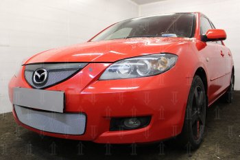 3 199 р. Защитная сетка в бампер (верх, ячейка 3х7 мм) Alfeco Стандарт  Mazda 3/Axela  BK (2006-2009) рестайлинг седан (Хром)  с доставкой в г. Горно‑Алтайск. Увеличить фотографию 3