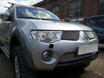 3 279 р. Защитная сетка в бампер (низ, ячейка 3х7 мм) Alfeco Стандарт Mitsubishi L200 4  дорестайлинг (2006-2014) (Хром)  с доставкой в г. Горно‑Алтайск. Увеличить фотографию 3