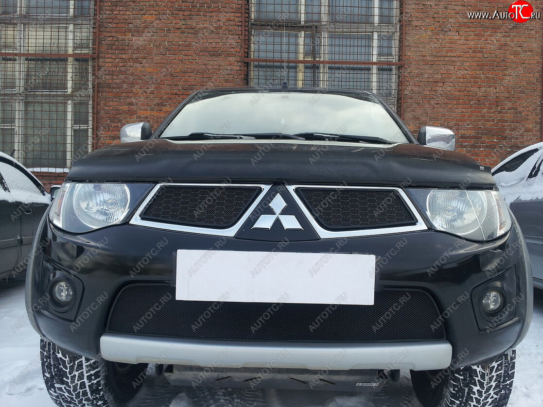 3 099 р. Защитная сетка в бампер (низ, ячейка 3х7 мм) Alfeco Стандарт Mitsubishi L200 4  дорестайлинг (2006-2014) (Чёрная)  с доставкой в г. Горно‑Алтайск