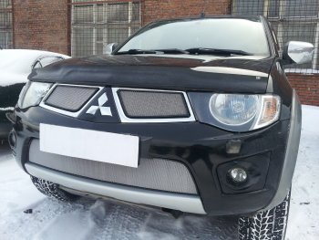 3 279 р. Защитная сетка в бампер (низ, ячейка 3х7 мм) Alfeco Стандарт Mitsubishi L200 4  дорестайлинг (2006-2014) (Хром)  с доставкой в г. Горно‑Алтайск. Увеличить фотографию 2