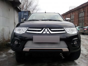 3 589 р. Защитная сетка в бампер (низ, ячейка 3х7 мм) Alfeco Стандарт Mitsubishi L200 4  рестайлинг (2013-2016) (Хром)  с доставкой в г. Горно‑Алтайск. Увеличить фотографию 2