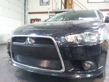 5 899 р. Защитная сетка в бампер (3 части, ячейка 3х7 мм) Alfeco Стандарт Mitsubishi Lancer 10 седан рестайлинг (2011-2017) (Чёрная)  с доставкой в г. Горно‑Алтайск. Увеличить фотографию 2