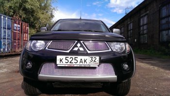 4 949 р. Защитная сетка в бампер (низ, ячейка 4х10 мм) Alfeco Премиум  Mitsubishi L200  4 (2006-2014)  дорестайлинг (Хром)  с доставкой в г. Горно‑Алтайск. Увеличить фотографию 2