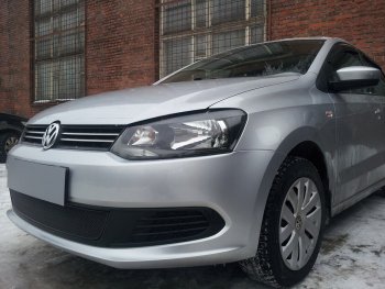 4 199 р. Защитная сетка в бампер (низ, ячейка 4х10 мм) Стрелка11 Премиум Volkswagen Polo 5 седан дорестайлинг (2009-2015) (Чёрная)  с доставкой в г. Горно‑Алтайск. Увеличить фотографию 3