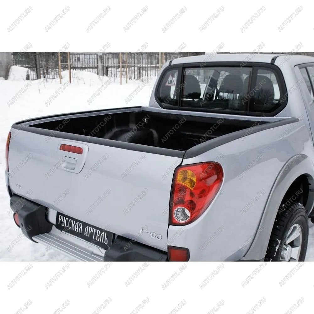 1 319 р. Накладка на задний откидной борт Русская Артель  Mitsubishi L200  4 (2006-2014)  дорестайлинг (без скотча)  с доставкой в г. Горно‑Алтайск