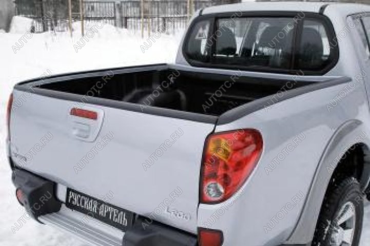 1 789 р. Накладка на задний откидной борт Русская Артель  Mitsubishi L200  4 (2013-2016)  рестайлинг (со скотчем 3М)  с доставкой в г. Горно‑Алтайск
