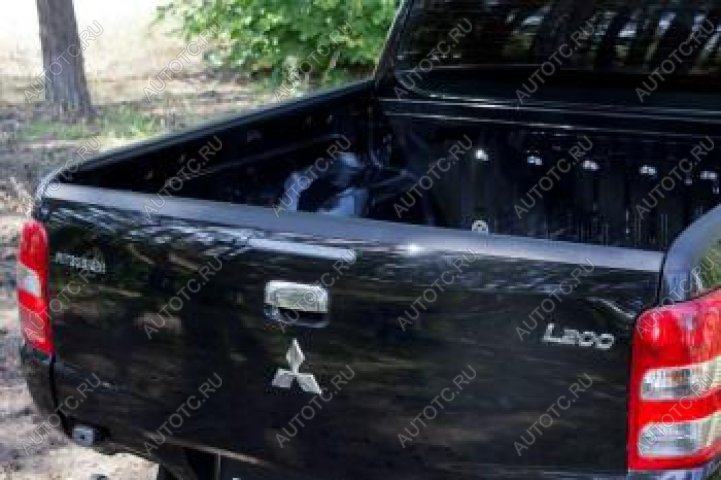 3 499 р. Накладка на задний откидной борт Русская Артель  Mitsubishi L200  5 KK,KL (2015-2019) дорестайлинг (со скотчем 3М)  с доставкой в г. Горно‑Алтайск