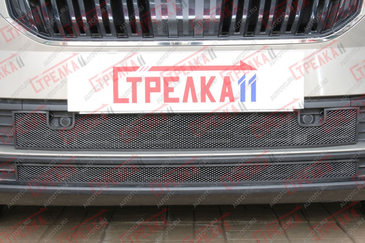 5 199 р. Защита радиатора (низ с парктроником 2 части) Стрелка11 Стандарт  Skoda Karoq  NU7 (2020-2024) рестайлинг (черная)  с доставкой в г. Горно‑Алтайск