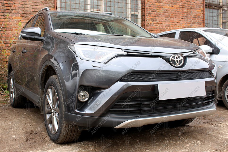 2 799 р. Защита радиатора (верх с камерой) Стрелка11 Стандарт  Toyota RAV4  XA40 (2015-2019) 5 дв. рестайлинг (черная)  с доставкой в г. Горно‑Алтайск