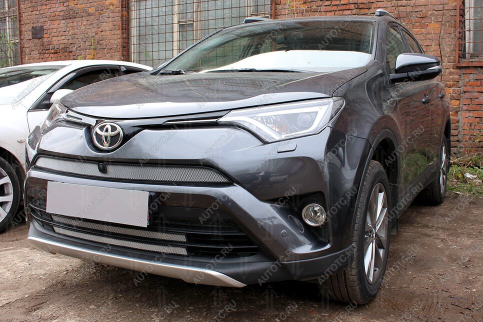 2 969 р. Защита радиатора (верх с камерой) Стрелка11 Стандарт  Toyota RAV4  XA40 (2015-2019) 5 дв. рестайлинг (хром)  с доставкой в г. Горно‑Алтайск