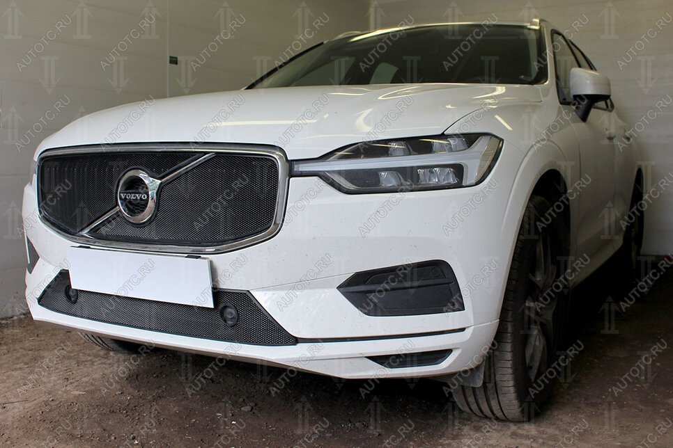 3 899 р. Защита радиатора (Inscription) (верх 2 части) Стрелка11 Стандарт  Volvo XC60 (2017-2022) (черная)  с доставкой в г. Горно‑Алтайск