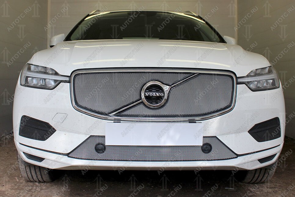 4 399 р. Защита радиатора (Inscription) (верх 2 части) Стрелка11 Стандарт  Volvo XC60 (2017-2022) (хром)  с доставкой в г. Горно‑Алтайск