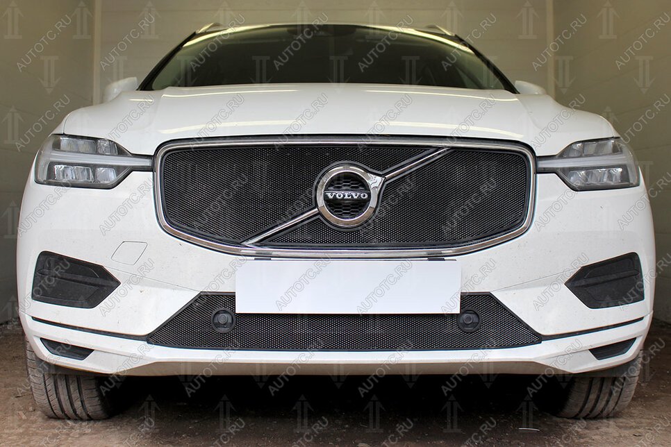 3 899 р. Защита радиатора (R-Design) (верх 2 части) Стрелка11 Стандарт Volvo XC60 (2017-2022) (черная)  с доставкой в г. Горно‑Алтайск