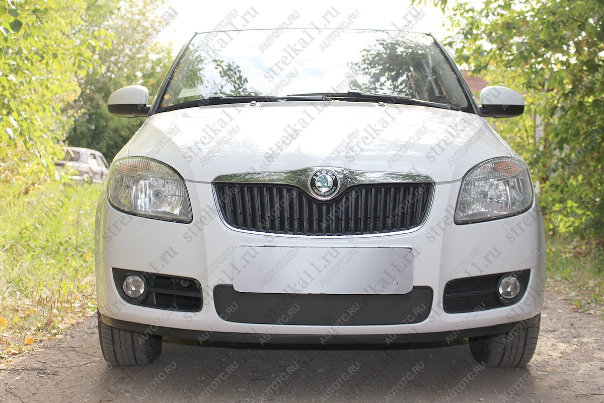 799 р. Зимняя заглушка решетки радиатора (низ) Стрелка11  Skoda Fabia  Mk2 (2007-2010) универсал дорестайлинг, хэтчбэк дорестайлинг (черная)  с доставкой в г. Горно‑Алтайск