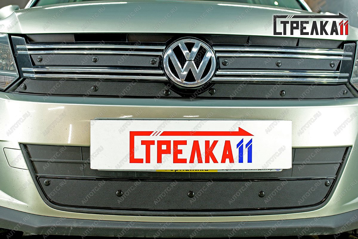 1 599 р. Зимняя заглушка решетки радиатора (верх 4 части) Стрелка11 Volkswagen Tiguan NF рестайлинг (2011-2017) (черная)  с доставкой в г. Горно‑Алтайск