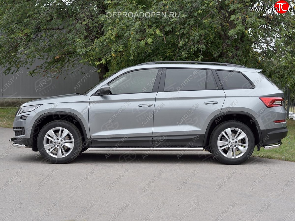 31 649 р. Порожки для ног (Ø120х60 мм с проступью, нержавейка) Russtal Skoda Kodiaq NU7 дорестайлинг (2017-2021)  с доставкой в г. Горно‑Алтайск