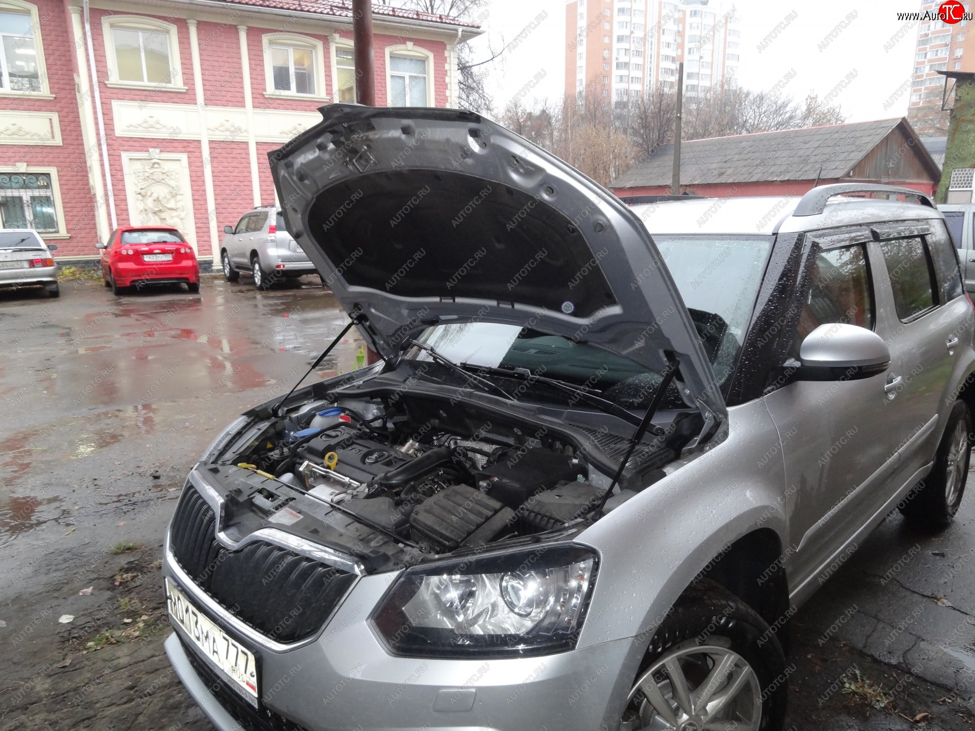 2 199 р. Упоры капота Russtal Skoda Yeti (2013-2018) (2 штуки)  с доставкой в г. Горно‑Алтайск