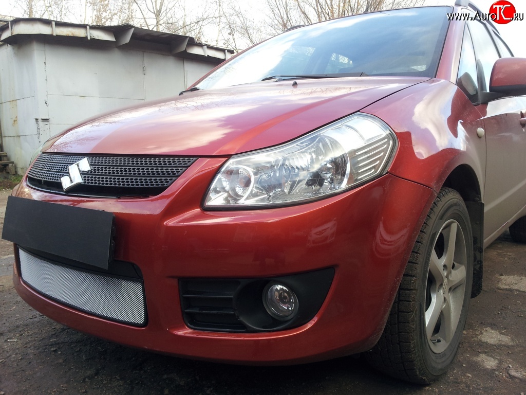 1 539 р. Сетка на бампер (хетчбек) Russtal (хром) Suzuki SX4 GYA,GYB  рестайлинг, хэтчбэк (2010-2016)  с доставкой в г. Горно‑Алтайск