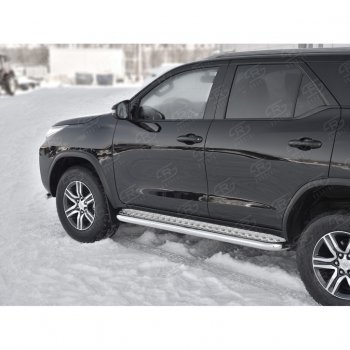 30 799 р. Порожки для ног (труба Ø63) SLITKOFF Toyota Fortuner AN160 дорестайлинг (2015-2020) (лист - алюминий, профиль - сталь)  с доставкой в г. Горно‑Алтайск. Увеличить фотографию 3