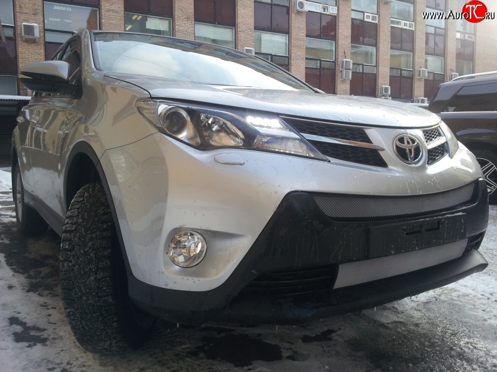 1 539 р. Нижняя сетка (для комплектации Стандарт) на бампер Russtal (хром) Toyota RAV4 XA40 5 дв. дорестайлинг (2012-2015)  с доставкой в г. Горно‑Алтайск