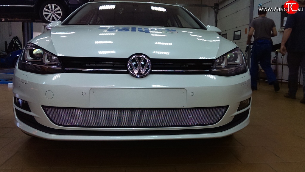 1 539 р. Сетка на бампер Russtal (хром) Volkswagen Golf 7 дорестайлинг, хэтчбэк 5 дв. (2012-2017)  с доставкой в г. Горно‑Алтайск