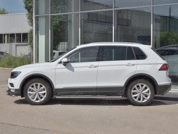 31 649 р. Защита порогов (Ø120х60 мм с проступью, NOT R-LINE) Russtal Volkswagen Tiguan Mk2 рестайлинг (2020-2022) (полированная нержавейка)  с доставкой в г. Горно‑Алтайск. Увеличить фотографию 2